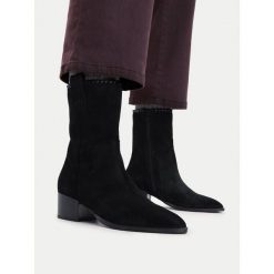 Botki Lasocki. Czarne botki damskie Lasocki, bez wzorów, bez obcasa, na słupku, bez zapięcia. Za 279.99 zł.