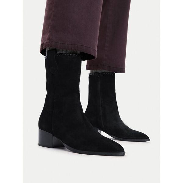 Botki Lasocki. Czarne botki damskie Lasocki, bez wzorów, bez obcasa, na słupku, bez zapięcia. Za 279.99 zł.