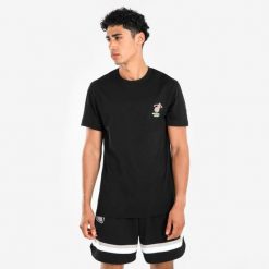 Koszulka do gry w koszykówkę unisex Tarmak NBA TS 900 Miami Heat. Czarne bluzki damskie TARMAK, xs, bez wzorów, z bawełny, sportowe, bez kołnierzyka, bez ramiączek. Za 59.99 zł.
