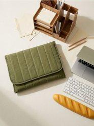 Pikowana torba na laptopa - khaki. Brązowe torby na laptopa damskie Sinsay, bez wzorów, pikowane. Za 29.99 zł.