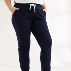 Granatowe spodnie dresowe Klara XXL OVERSIZE JESIEŃ. Spodnie dresowe damskie Moda Size Plus Iwanek, na jesień, bez wzorów, z bawełny, krótkie, trekkingowe. Za 159.90 zł.