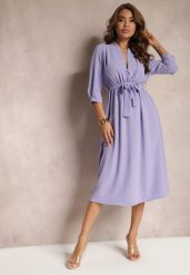 Jasnofioletowa Sukienka Canopis. Fioletowe sukienki damskie Renee, m, bez wzorów, z materiału, eleganckie, bez kołnierzyka, bez ramiączek, midi, kopertowe. Za 69.99 zł.