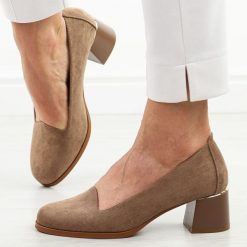 Khaki zamszowe półbuty damskie na obcasie Potocki 12545. Brązowe czółenka damskie POTOCKI, na lato, bez wzorów, z jeansu, biznesowe, z okrągłym noskiem, bez obcasa, na obcasie, bez zapięcia. Za 169.00 zł.