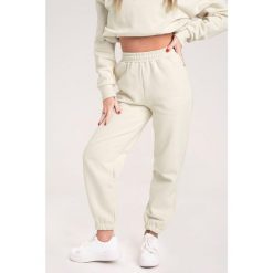 Spodnie fitness damskie Gym Glamour dresowe off. Białe spodnie dresowe damskie GYM GLAMOUR, bez wzorów, z dresówki, glamour, na fitness i siłownię. Za 189.99 zł.