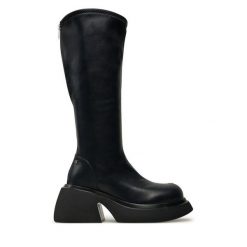 Kozaki GOE. Czarne kozaki damskie GOE, bez wzorów, bez obcasa, na słupku, bez zapięcia. Za 499.99 zł.