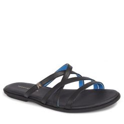 Klapki Tommy Hilfiger. Czarne klapki damskie Tommy Hilfiger, bez wzorów, bez obcasa, bez zapięcia. Za 599.99 zł.