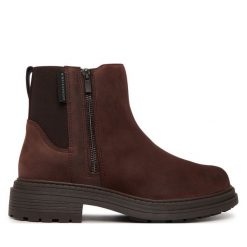 Botki Clarks. Brązowe botki damskie Clarks, bez wzorów, bez obcasa, na płaskiej podeszwie, bez zapięcia. Za 569.99 zł.