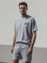 Bawełniana piżama dwuczęściowa z nadrukiem - szary. Szare piżamy męskie Sinsay, l, bez wzorów, z bawełny, bez kołnierzyka, bez ramiączek. Za 39.99 zł.