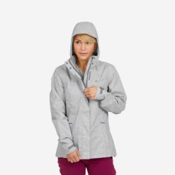 Kurtka turystyczna damska Quechua NH500 wodoodporna. Szare kurtki sportowe damskie QUECHUA, m, bez wzorów, z materiału, bez ramiączek, bez kaptura, trekkingowe. Za 169.99 zł.