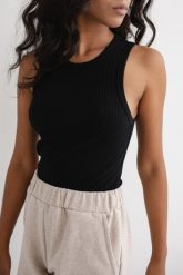 Top na ramiączkach prążkowanej dzianiny w kolorze TOTALLY BLACK - ISLA-XL. Czarne topy damskie Marsala, s, bez wzorów, z bawełny, bez kołnierzyka, bez ramiączek. Za 119.90 zł.