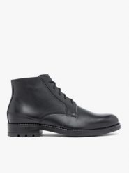 Czarne trzewiki ze skóry licowej. Czarne botki męskie Ryłko, na zimę, bez wzorów, ze skóry, eleganckie, za kostkę, bez obcasa, bez zapięcia. Za 549.99 zł.
