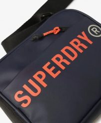 Superdry Torba na ramię Tarp – Kompaktowa i wytrzymała – ECLIPSE NAVY. Niebieskie torby na ramię męskie Superdry, na ramię, małe. Za 153.70 zł.