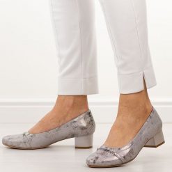 Srebrne czółenka damskie na obcasie M.Daszyński Sa210-12. Szare czółenka damskie M.Daszyński, na lato, z aplikacjami, ze skóry, biznesowe, z okrągłym noskiem, bez obcasa, na obcasie, bez zapięcia. Za 179.00 zł.