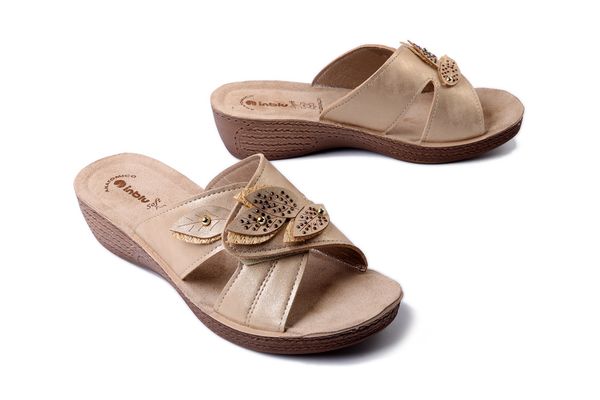 INBLU GL-63 026 piaskowy, klapki damskie. Brązowe klapki damskie Inblu, na lato, z aplikacjami, bez obcasa, na koturnie, bez zapięcia. Za 77.99 zł.