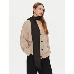 Szal Guess. Czarne szaliki damskie Guess, z aplikacjami. Za 259.99 zł.