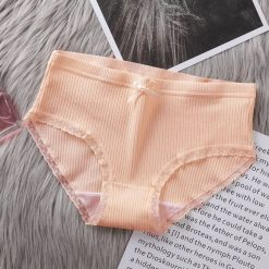 Majtki prążkowane o średnim stanie z miękkiego materiału Norina. Białe majtki damskie Intica, prążkowane. Za 39.00 zł.