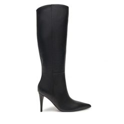 Kozaki Guess. Czarne kozaki damskie Guess, z aplikacjami, bez obcasa, na szpilce, bez zapięcia. Za 1,259.00 zł.