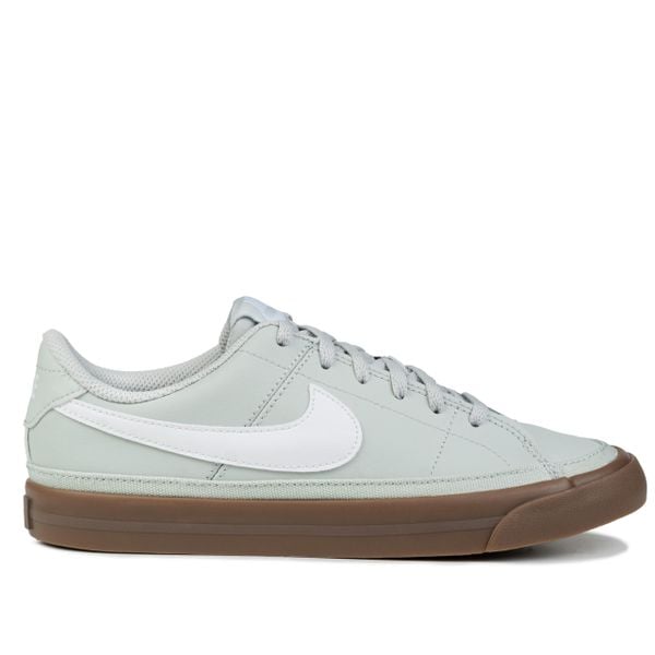 Buty sportowe, trampki NIKE COURT LEGACY. Białe obuwie sportowe damskie Nike, bez wzorów, bez zapięcia, trekkingowe, Nike Court. W wyprzedaży za 209.00 zł.