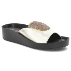 Klapki damskie S. Barski, ze skóry naturalnej z ozdobą na platformie, złote, KV51-028. Żółte klapki damskie S.BARSKI, na lato, z aplikacjami, ze skóry, eleganckie, bez obcasa, na koturnie, bez zapięcia. Za 139.00 zł.