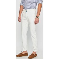 Pierre Cardin - Spodnie. Białe spodnie materiałowe męskie Pierre Cardin, bez wzorów, z bawełny. W wyprzedaży za 269.90 zł.