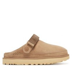 Klapki Ugg. Brązowe klapki damskie UGG, bez wzorów, bez obcasa, bez zapięcia. Za 659.99 zł.