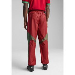 Męskie tkane spodnie przedmeczowe Maroko PUMA Intense Red Archive Green. Czerwone spodnie sportowe męskie Puma, l, bez wzorów, z dresówki, do piłki nożnej. W wyprzedaży za 241.50 zł.