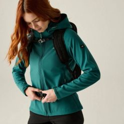 Damska kurtka Deyana Softshell. Niebieskie kurtki sportowe damskie Regatta, bez wzorów, z materiału, bez ramiączek, z kapturem, trekkingowe. Za 237.00 zł.