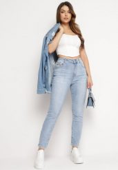 Jasnoniebieskie Jeansy o Dopasowanym Fasonie z Regularną Talią i Przetarciami Arinle. Niebieskie jeansy damskie Born2be, bez wzorów, z jeansu, klasyczne. Za 119.99 zł.