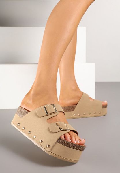 Ciemnobeżowe Klapki z Imitacji Zamszu z Paskami ze Sprzączkami na Platformie Tillitoma. Brązowe klapki damskie Renee, bez wzorów, bez obcasa, na platformie, bez zapięcia. Za 99.99 zł.