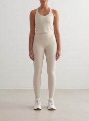 Damskie legginsy z wysokim stanem, squat proof modelujące Sculpting Fit beżowe. Brązowe legginsy damskie Aim'n, bez wzorów, z lycry. Za 423.00 zł.