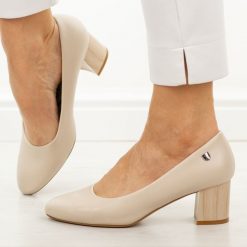 Cieliste czółenka damskie na obcasie Sergio Leone Pb404. Czółenka damskie Sergio Leone, na jesień, bez wzorów, ze skóry, biznesowe, z okrągłym noskiem, bez obcasa, na obcasie, bez zapięcia. Za 169.00 zł.