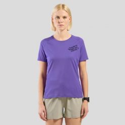 Koszulka damska Odlo ESSENTIAL PRINT T-shirt crew neck s/s. Fioletowe t-shirty damskie ODLO, l, bez wzorów, z materiału, klasyczne, bez kołnierzyka, bez ramiączek. Za 101.99 zł.