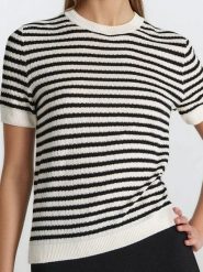 Sweter z krótkim rękawem w paski - wielobarwny. Swetry nierozpinane damskie Sinsay, l, bez wzorów, bez kołnierzyka, bez ramiączek. Za 29.99 zł.
