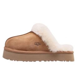 Buty do chodzenia dla dorosłych UGG Disquette Slipper Chestnut. Brązowe obuwie sportowe damskie UGG, bez wzorów, bez zapięcia, trekkingowe. Za 569.00 zł.