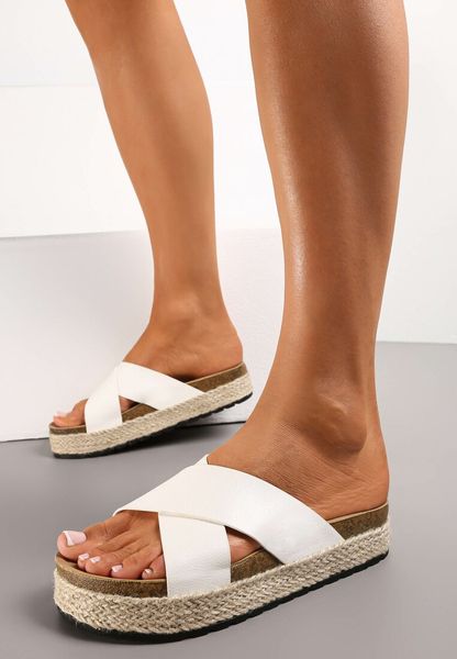 Białe Klapki z Korkową Podeszwą Ozdobioną Plecionką z Juty Konuela. Białe klapki damskie Renee, bez wzorów, bez obcasa, na płaskiej podeszwie, bez zapięcia. Za 69.99 zł.