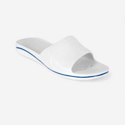 Klapki basenowe męskie Nabaiji 100 Plus. Białe klapki męskie Decathlon, bez wzorów, z materiału, bez zapięcia. Za 49.99 zł.