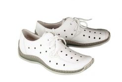 RIEKER L1715-80 weiss, półbuty damskie. Białe półbuty damskie Rieker, na lato, bez wzorów, bez obcasa, bez zapięcia. Za 299.90 zł.