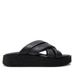 Klapki s.Oliver. Czarne klapki damskie S.Oliver, bez wzorów, bez obcasa, bez zapięcia. Za 229.99 zł.
