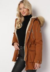 Brązowa Kurtka Parka z Kapturem i Futerkiem Nemilia. Brązowe kurtki damskie Born2be, s, bez wzorów, z kapturem. Za 129.99 zł.