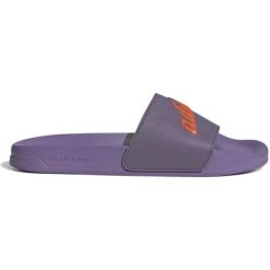Klapki adidas Adilette Shower IG2911 fioletowe. Fioletowe klapki damskie bez wzorów, z materiału, klasyczne, bez obcasa, bez zapięcia. W wyprzedaży za 141.43 zł.