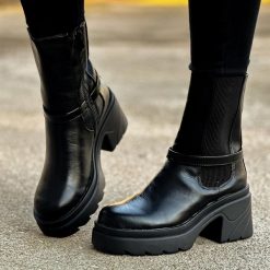 Czarne botki damskie zimowe Jezzi 2165-3 Pu. Czarne botki damskie Jezzi, na zimę, bez wzorów, ze skóry, bez obcasa, na platformie, bez zapięcia. Za 249.00 zł.
