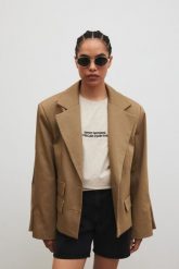 Marynarka o prostym kroju w kolorze LIGHT KHAKI - RICHMOND. Brązowe marynarki i żakiety damskie Marsala, bez wzorów, z bawełny, eleganckie, bez kołnierzyka, bez ramiączek. Za 599.90 zł.