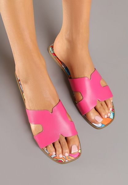 Fuksjowe Klapki Ozdobione Geometrycznym Motywem Pumore. Czerwone klapki damskie Renee, na lato, z aplikacjami, eleganckie, bez obcasa, na płaskiej podeszwie, bez zapięcia. Za 49.99 zł.