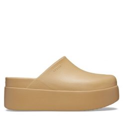 Klapki Crocs. Brązowe klapki damskie Crocs, bez wzorów, bez obcasa, bez zapięcia. Za 299.99 zł.