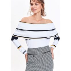 SWETER W PASKI Z ODSŁONIĘTYMI RAMIONAMI. Białe swetry nierozpinane damskie TOP SECRET, na jesień, bez wzorów, eleganckie, bez kołnierzyka, bez ramiączek. W wyprzedaży za 59.99 zł.