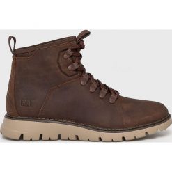Caterpillar - Buty wysokie Mitcham. Brązowe botki męskie CATERPILLAR, bez wzorów, z materiału, casualowe, bez obcasa, bez zapięcia. W wyprzedaży za 499.90 zł.