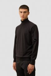 C.P. COMPANY Czarny męski golf Turtle Neck. Czarne swetry męskie C.P. Company, l, bez wzorów, z poliesteru, eleganckie, bez kołnierzyka, bez ramiączek. W wyprzedaży za 759.99 zł.