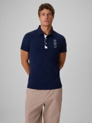 4F Koszulka polo regular męska - granatowa M. Niebieskie koszulki sportowe męskie 4F, m, bez wzorów, z bawełny, bez ramiączek, tenisowe. Za 129.99 zł.