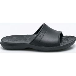 Crocs - Klapki. Czarne klapki damskie Crocs, bez wzorów, z materiału, bez obcasa, na obcasie, bez zapięcia. W wyprzedaży za 69.90 zł.