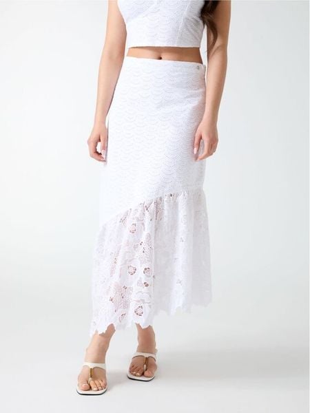 Guess Spódnica midi W6GD40 W1882 Biały Classic Fit. Białe spódnice damskie Guess, m, z aplikacjami, z bawełny, midi. Za 345.99 zł.